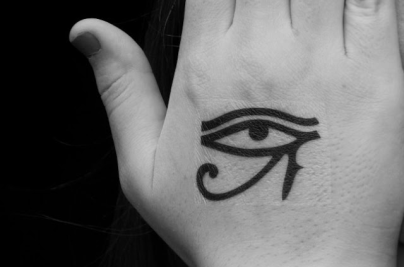 Ý Nghĩa Hình Xăm Con Mắt Của Horus: Biểu Tượng Bảo Hộ Quyền Lực Từ Ai Cập Cổ Đại image 12