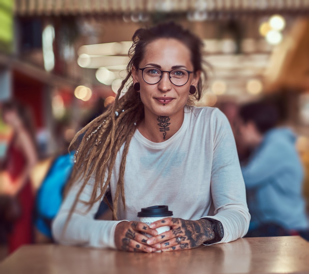 Hình ảnh này chưa có thuộc tính alt; tên tệp của nó là beautiful-cheerful-girl-with-tattooes-dreadlocks-is-sitting-food-court-while-drinking-coffee-1024x910.jpg