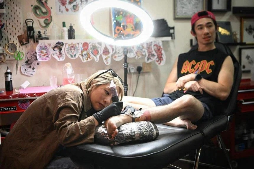 Phương pháp xăm hình Handpoke: Kỹ thuật xăm thủ công trong thời hiện đại 8 Phương pháp xăm hình Handpoke: Kỹ thuật xăm thủ công trong thời hiện đại znews photo.zingcdn.me w960 uploaded ywfrd 2023 04 23 z4288608362375 24221db8d9b9e5ed13e8a2c486eba66d