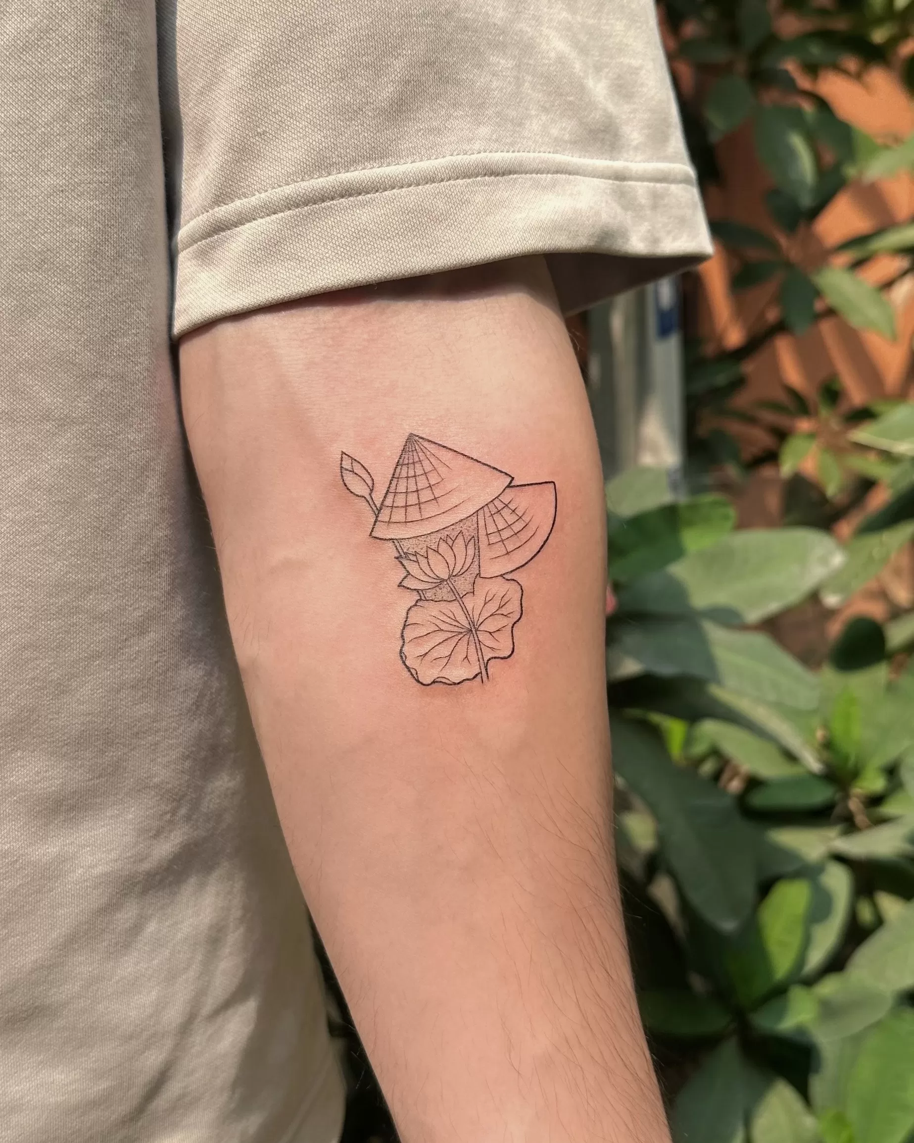 Non La Conical Hat Tattoo Meaning, Designs & Cultural Symbolism 5 Non La conical hat tattoo Vietnam travel design watercolor style