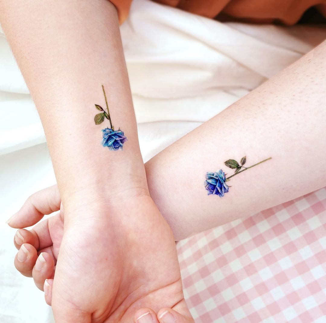 Hình xăm hoa sen nhỏ dễ thương phong cách tối giản