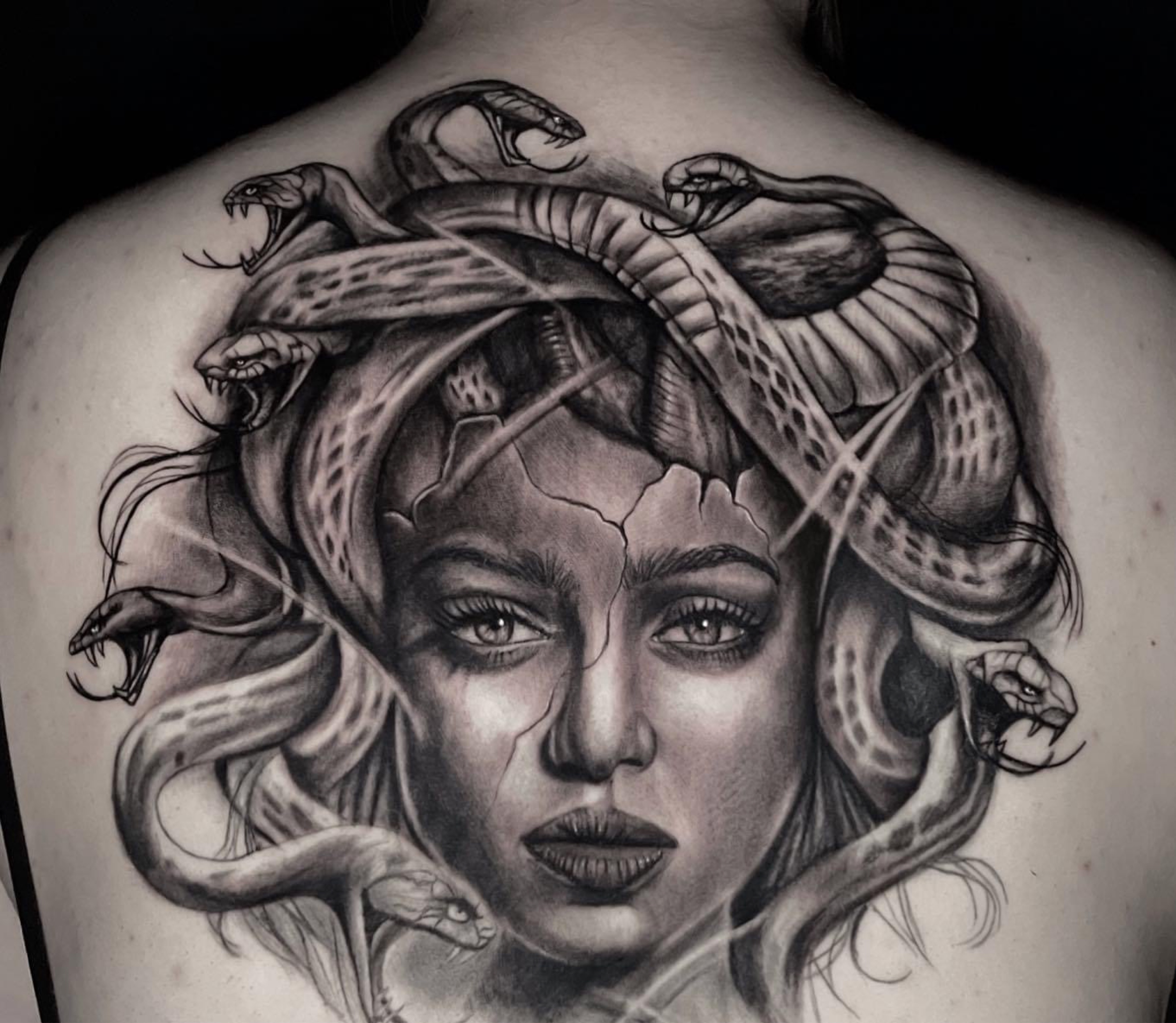 Ý Nghĩa Hình Xăm Medusa: Biểu Tượng Sức Mạnh & Nữ Quyền Hiện Đại 6 Hình xăm Medusa nghệ thuật hiện đại