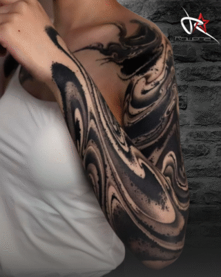 Mẫu tattoo Blackwork kết hợp hình học và nghệ thuật hiện đại