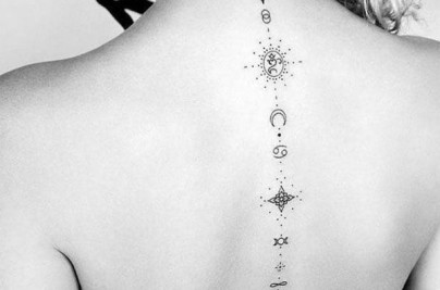 Spine Tattoo (Hình xăm dọc sống lưng): Ý nghĩa, đau & thiết kế 7031fa23d654b52d8027974ee6e31e3b