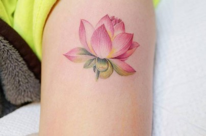 Micro Realism Lotus Floral Tattoo: Meaning, Style & Design Guide 7 l