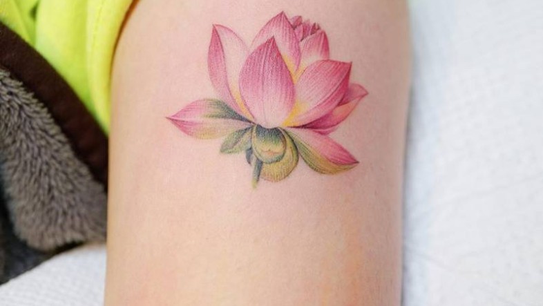 Micro Realism Lotus Floral Tattoo: Meaning, Style & Design Guide 7 l