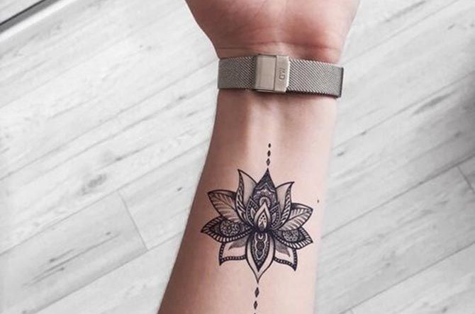 Outer Wrist Tattoo (Hình xăm mặt ngoài cổ tay): Hướng dẫn chuyên sâu từ góc nhìn chuyên gia 7ea23be5fa9c154173d9b8d7cc19ce41