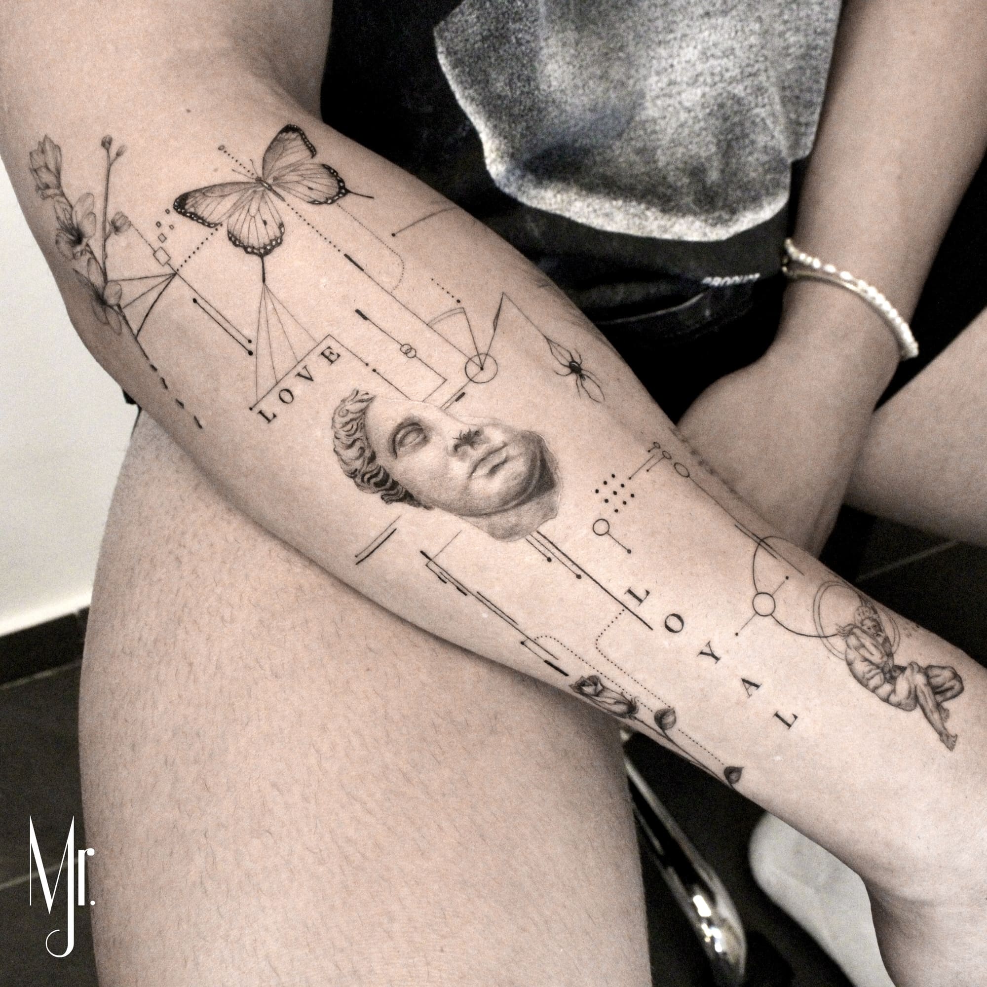 Single Needle Tattoo Guide: Pros, Cons, Longevity & Expert Tips 6 Single needle tattoo close-up showing precise fine-line detail