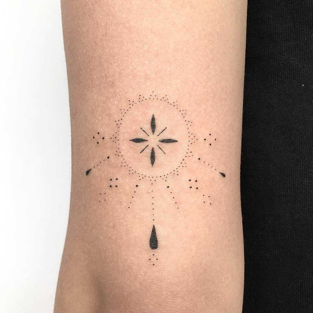 Hand Poked Tattoo Guide: Pain, Healing, Safety & Longevity 7 Professional hand poked tattoo artist creating a custom tattoo on the forearm