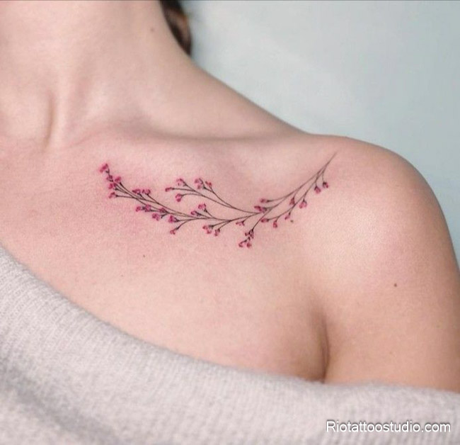 Collarbone Tattoo (Hình Xăm Xương Quai Xanh): Ý Nghĩa, Đau & Thiết Kế 9 Hình xăm xương quai xanh phong cách hiện đại