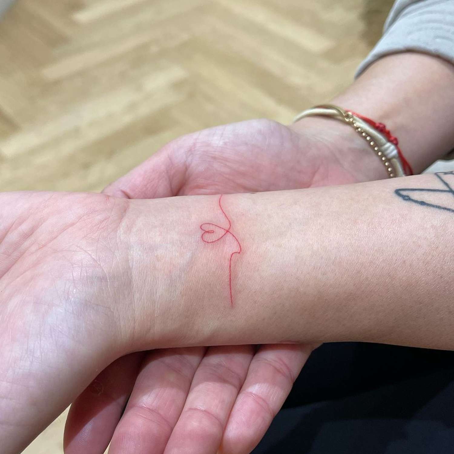 Minimalist Heart Tattoo Ideas, Meanings & Expert Design Guide 6 Mô tả SEO giàu ngữ nghĩa