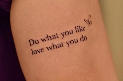 Hình xăm chữ tiếng Anh ý nghĩa cho giới trẻ: Gợi ý & phân tích chuyên sâu Tattoo chu tieng anh y nghia bap tay