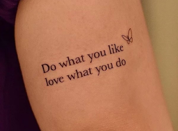 Hình xăm chữ tiếng Anh ý nghĩa cho giới trẻ: Gợi ý & phân tích chuyên sâu Tattoo chu tieng anh y nghia bap tay