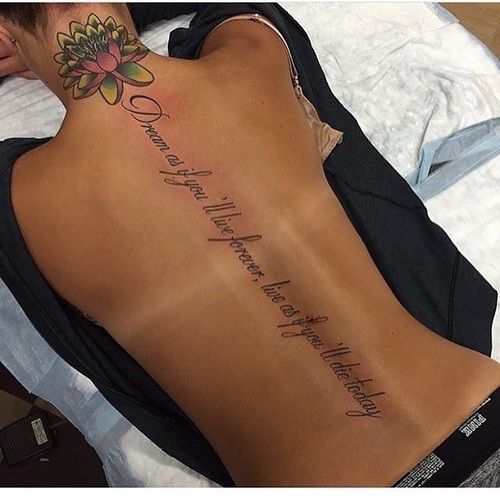 Tattoo chữ dọc sống lưng phong cách tối giản nữ tính