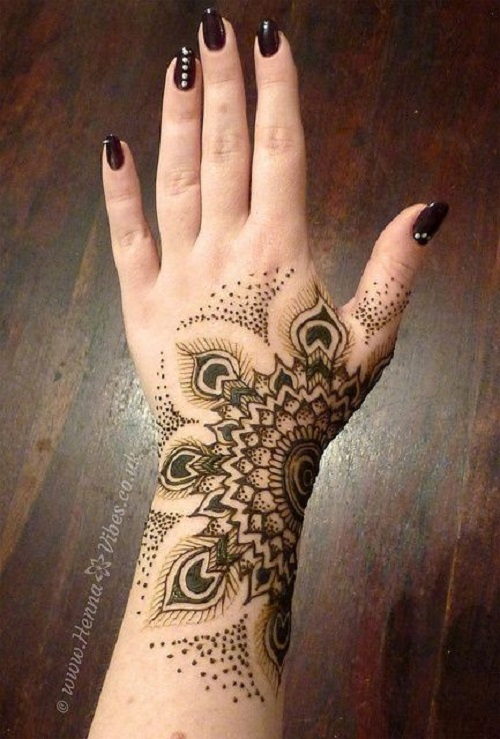 Mô tả SEO giàu ý nghĩa về hình xăm henna trên bàn tay với độ bền màu khác nhau