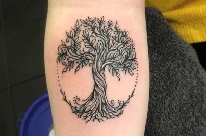 Ý Nghĩa Hình Xăm Cây Cổ Thụ (Tree of Life) - Giải Mã Biểu Tượng Sự Sống Và Kết Nối cay co thu hinh xam