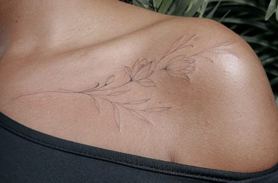 Fine Line Collarbone Tattoo Ideas, Pain & Meaning Guide d4a216face7b578d3ac1a2a544042b6a