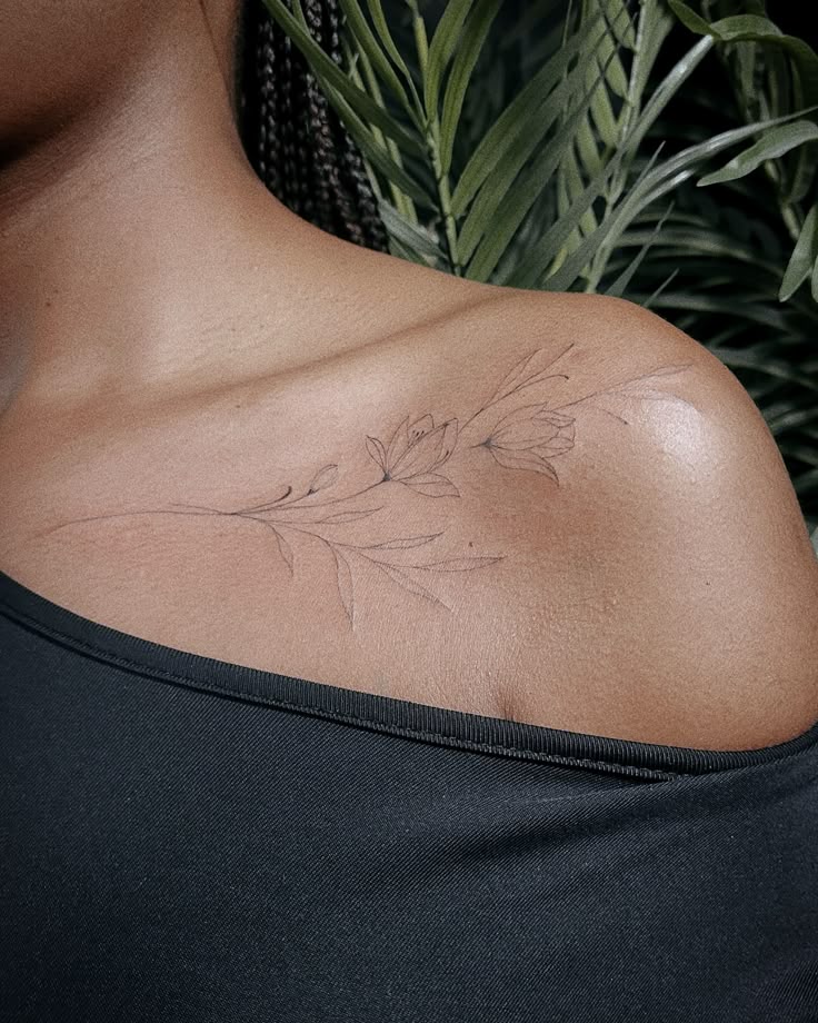 Fine Line Collarbone Tattoo Ideas, Pain & Meaning Guide d4a216face7b578d3ac1a2a544042b6a