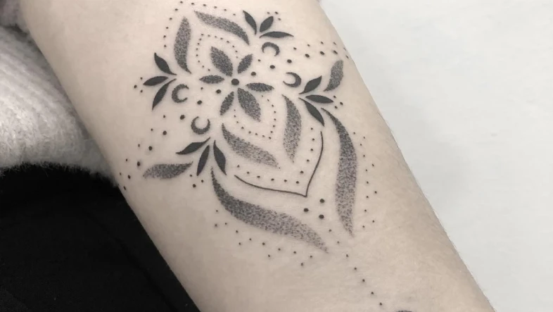 Dotwork Tattoo Guide: Styles, Pain, Healing & Design Ideas dotwork ana 3.jpg