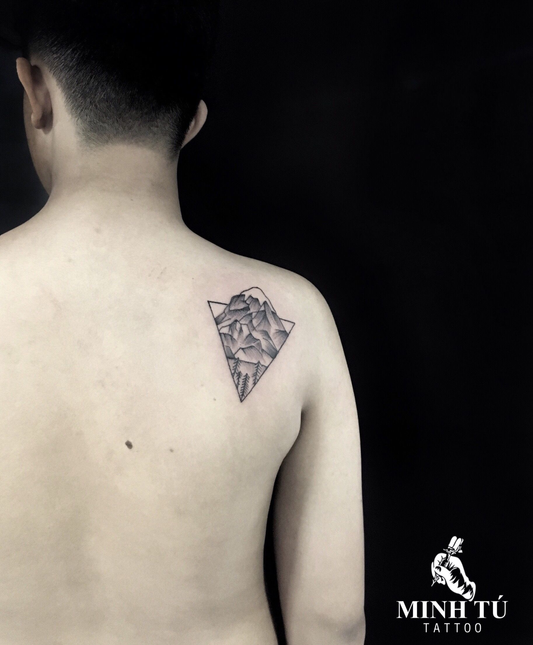 Hình xăm ngọn núi (Mountain Tattoo): Ý Nghĩa & Thiết Kế Chuẩn Xu Hướng 2026 6 Mô tả SEO giàu ý nghĩa
