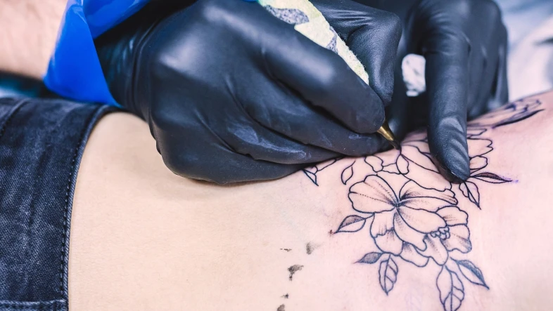 Xăm Hình Cho Người Bị Eczema Và Vảy Nến Có An Toàn Không? hands making tattoo with machi 2895 8557 1697774473
