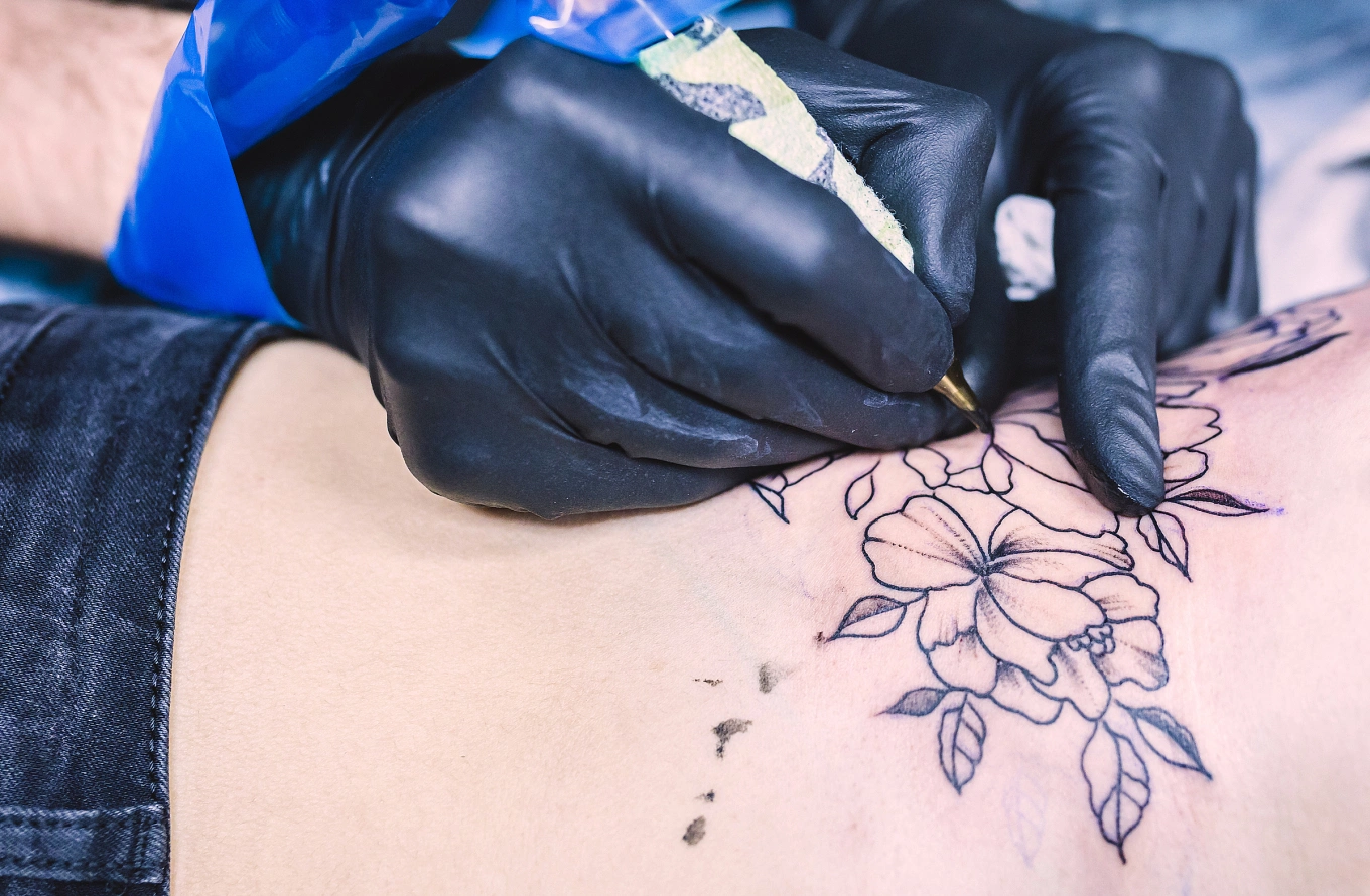 Xăm Hình Cho Người Bị Eczema Và Vảy Nến Có An Toàn Không? hands making tattoo with machi 2895 8557 1697774473