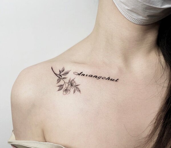 Collarbone Tattoo (Hình Xăm Xương Quai Xanh): Ý Nghĩa, Đau & Thiết Kế 8 Hình xăm chữ xương quai xanh tối giản