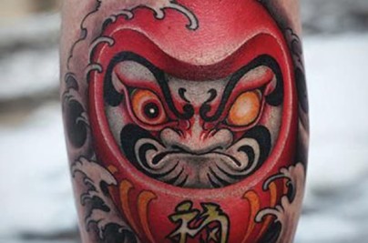 Ý Nghĩa Hình Xăm Daruma: Biểu Tượng Kiên Trì & May Mắn Nhật Bản hinh xam daruma