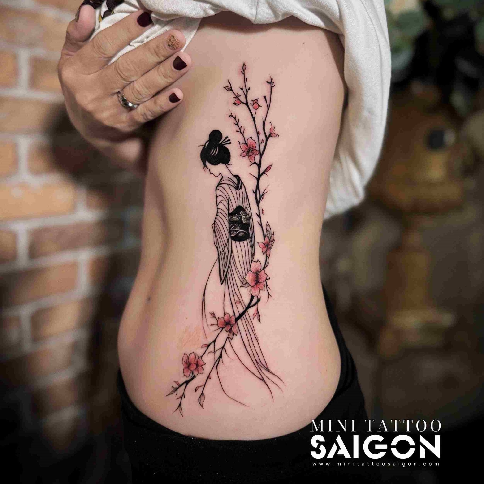 Sideboob Tattoo: Hình Xăm Bên Hông Ngực Nữ Tính & Tinh Tế hinh xam dep ben hong cho nu d43fc01573f54ca09a32785ec836ceb4