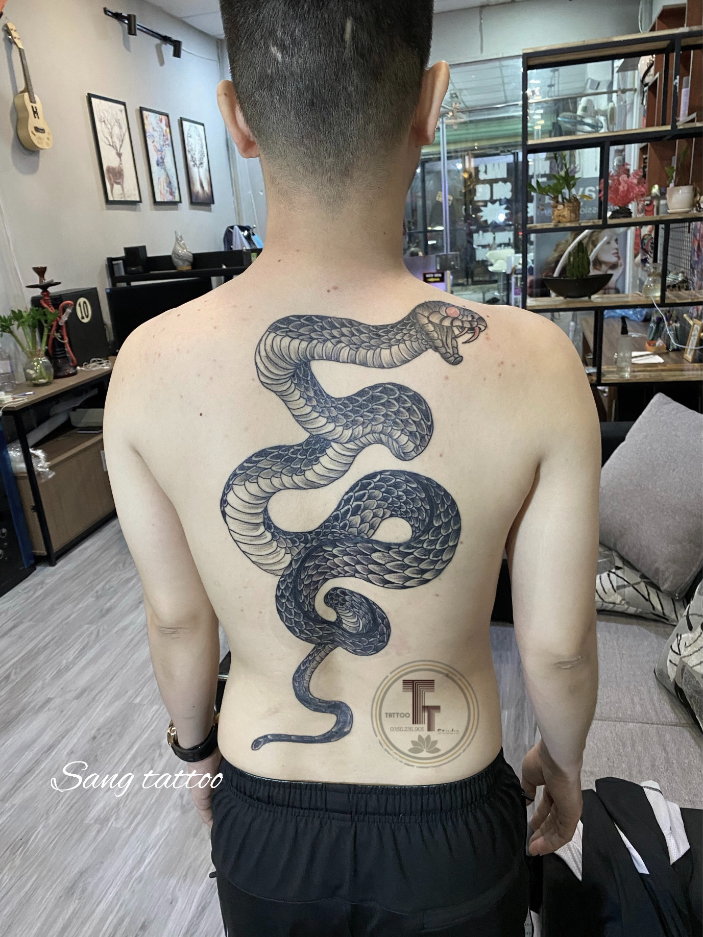 Hình xăm con rắn mang ý nghĩa thay đổi và phát triển bản thân