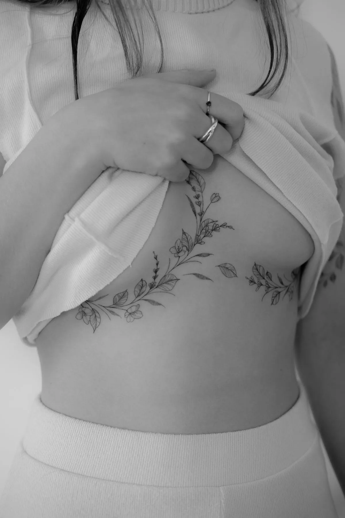 Sternum Tattoo Underboob Guide: Pain, Design & Placement 9 Mô tả SEO giàu ngữ nghĩa