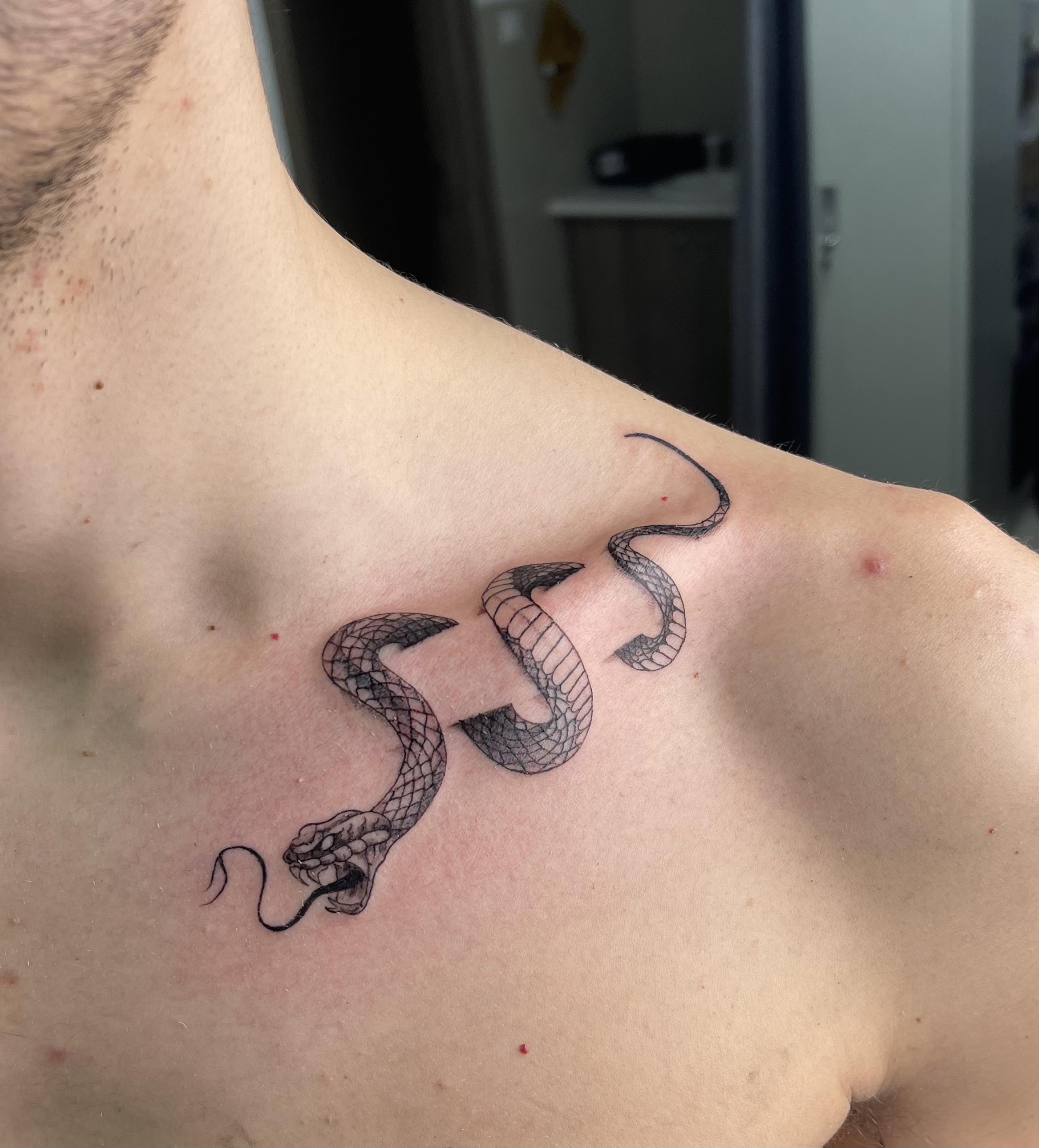 Collarbone Tattoo (Hình Xăm Xương Quai Xanh): Ý Nghĩa, Đau & Thiết Kế 7 Hình xăm rắn xương quai xanh nghệ thuật tinh tế