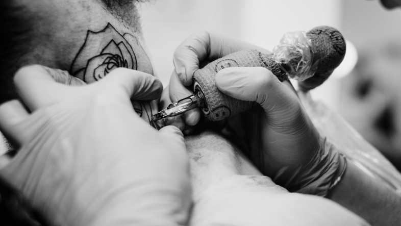 Xăm và bản quyền: Ai sở hữu thiết kế trên da bạn? tattoo artist at work closeup