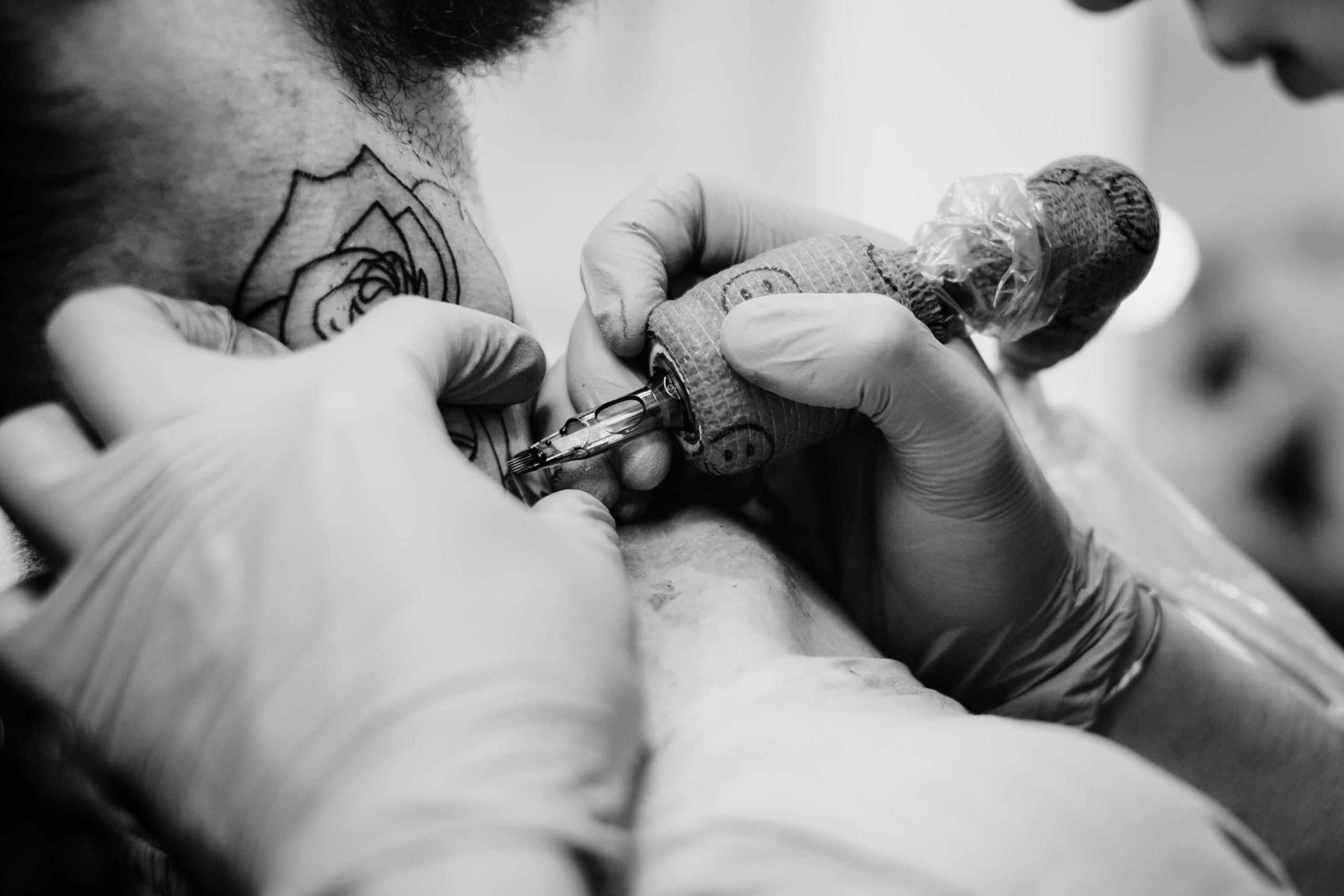 Xăm và bản quyền: Ai sở hữu thiết kế trên da bạn? tattoo artist at work closeup scaled