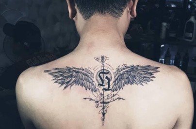 Ý nghĩa hình xăm đôi cánh: Biểu tượng tự do và chuyển hóa sâu sắc y nghia hinh xam doi canh sau lung