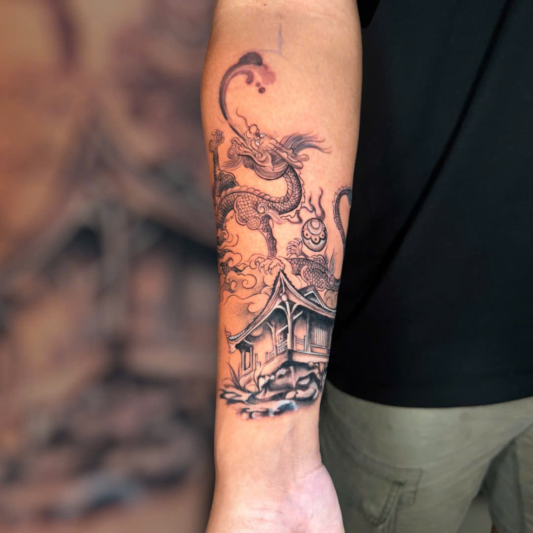 Free Tattoo Touch Up Saigon: Policy, Eligibility & Expert Tips 7 Tattoo artist assessing healed tattoo quality before a professional touch-up session